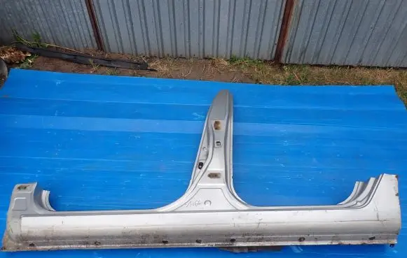 KIA Carens II Sill