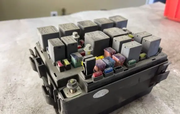 KIA Carens I Fuse module