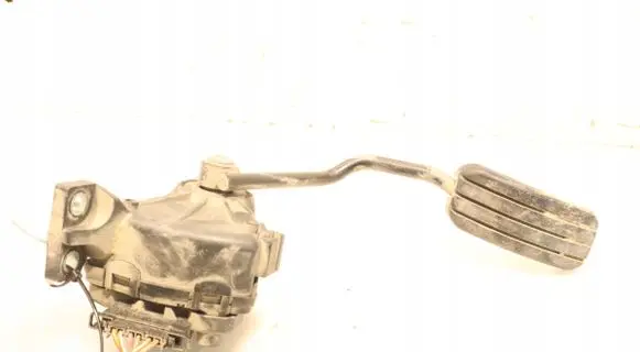 Accelerator throttle pedal