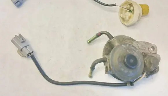 Toyota Avensis T220 Fuel filter housing 23390-64450