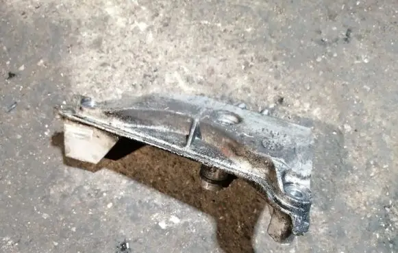 KIA Carens I Engine mounting bracket