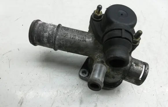 Volkswagen PASSAT B5.5 Engine coolant pipe/hose 038121133A