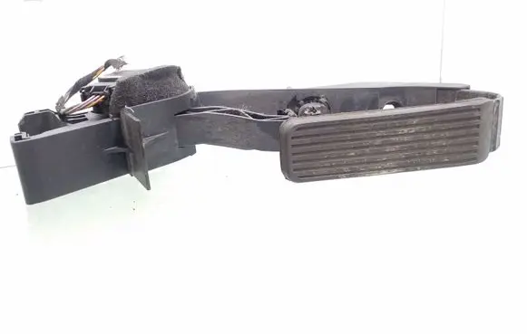 Mercedes-Benz C W203 Accelerator throttle pedal A2033000104 A2033010001