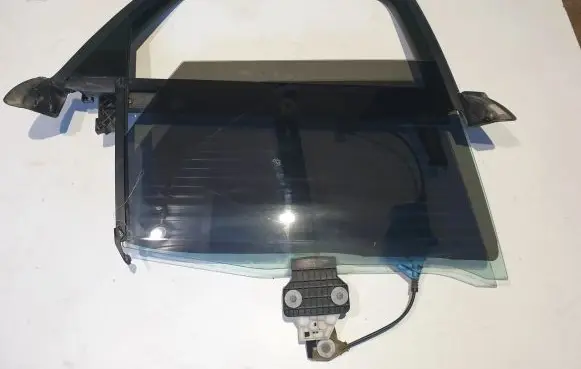 Rear door manual window regulator