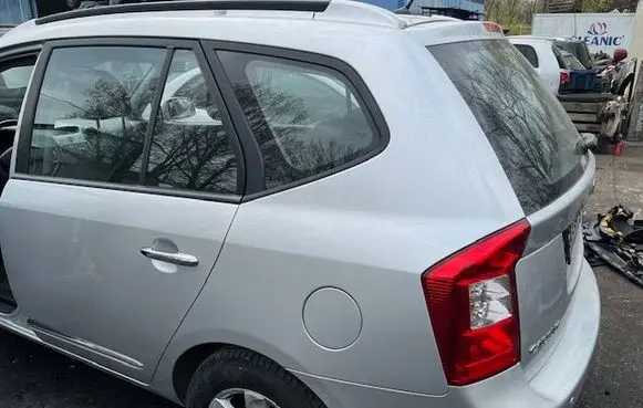 KIA Carens I Fender 