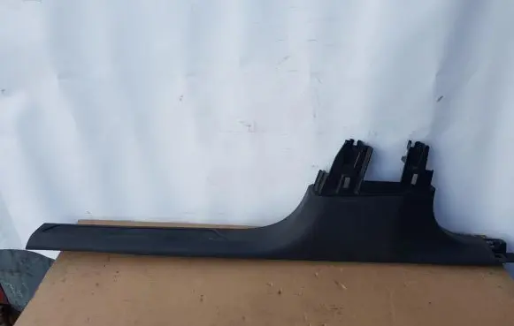 Front sill (body part)