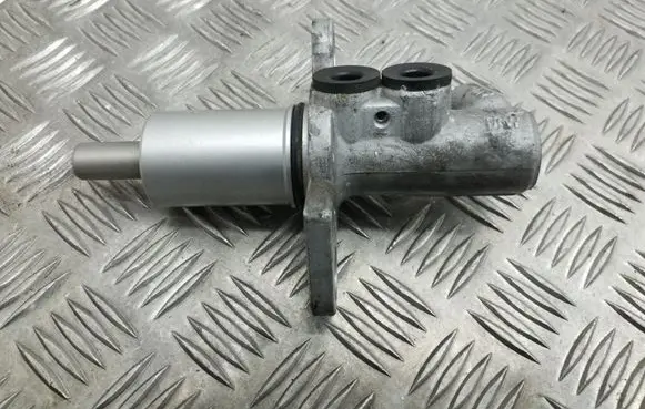 Master brake cylinder