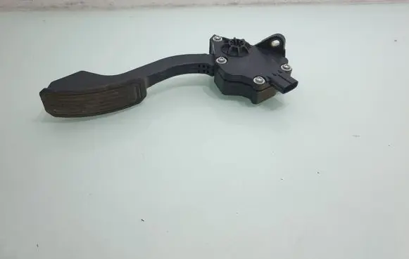 Toyota RAV 4 (XA30) Accelerator throttle pedal 7811042010