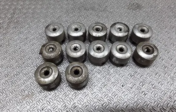 Volkswagen Touareg I Wheel nut cap/cover 