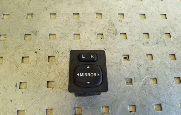 Toyota Yaris Wing mirror switch 769746E