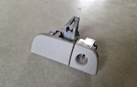 Mitsubishi L200 Glove box opening button 