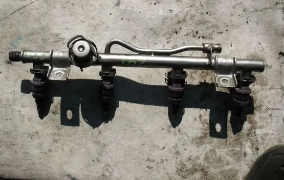 Mercedes-Benz C W203 Fuel main line pipe A1110703095