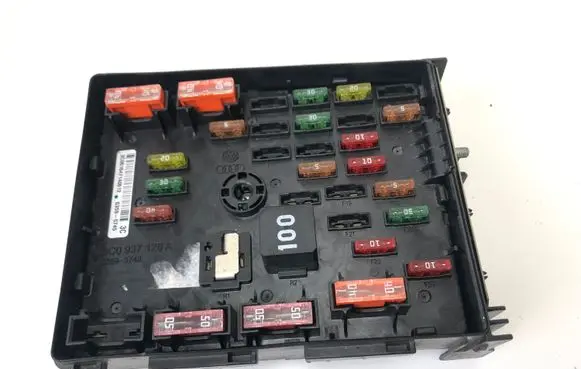 Volkswagen PASSAT B7 Fuse module 3C0937125A