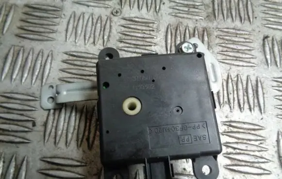 Nissan Primera A/C air flow flap actuator/motor 3T05030820