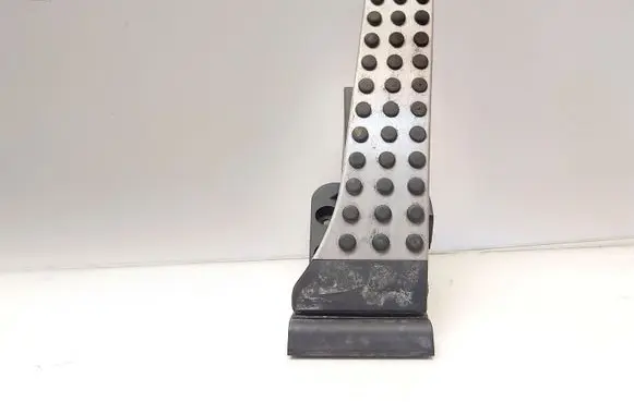 Mercedes-Benz E C207 W207 Accelerator throttle pedal A2043000204