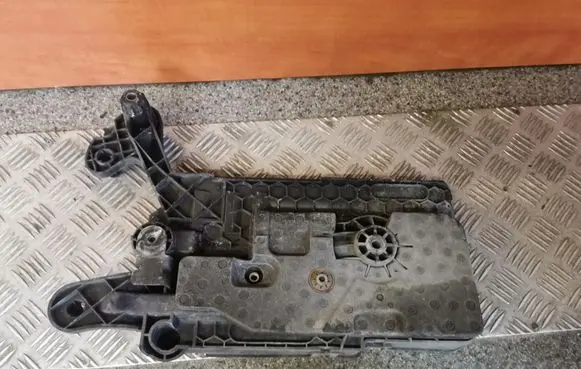 Volkswagen PASSAT B8 Battery tray 5Q0915321H