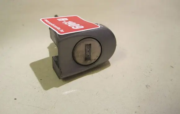 Volkswagen Touran I Front door lock (next to the handle) 1T0837157B