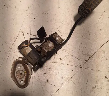Accelerator throttle pedal