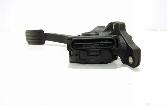 Accelerator throttle pedal