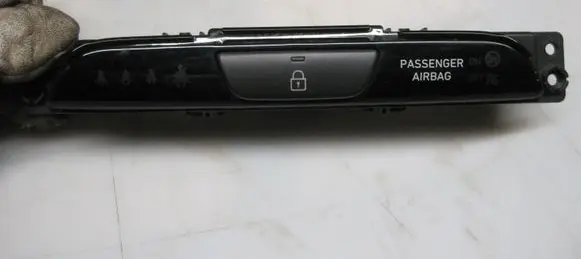 Hyundai i30 Central locking switch button 93770G4000