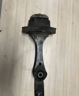 Skoda Octavia Mk1 (1U) Engine mount bracket 1J0199851