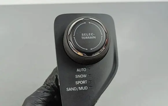 Jeep Cherokee Suspension ride height/mode switch P68141876AE