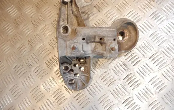 Audi A4 S4 B7 8E 8H Engine mounting bracket 8E0199351 37318