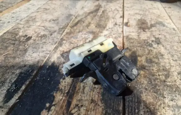 Nissan Primera Loading door lock 