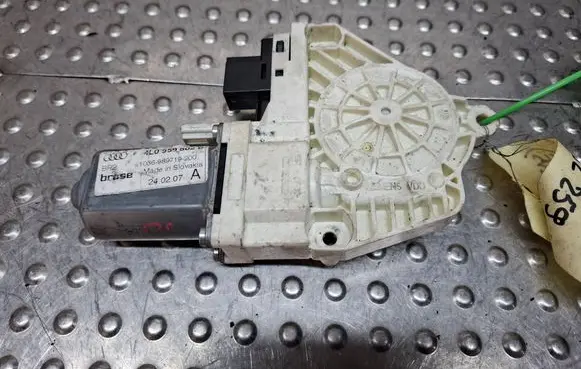 Audi Q7 4L Front door window regulator motor S18031756 4L0959802B