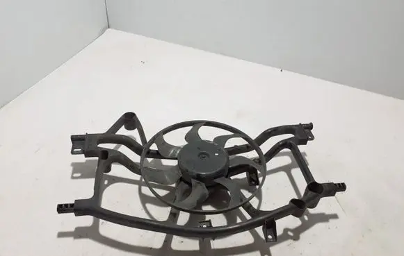 Radiator cooling fan shroud