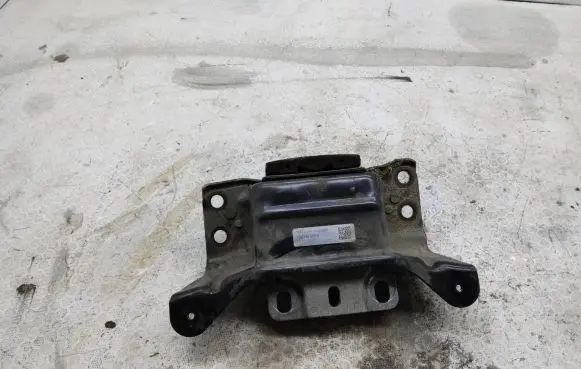 Engine mount bracket