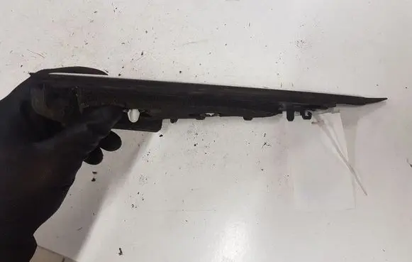 Peugeot 3008 I Front door glass trim molding 96842433