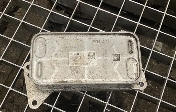 BMW 5 F10 F11 Engine oil radiator 8507627