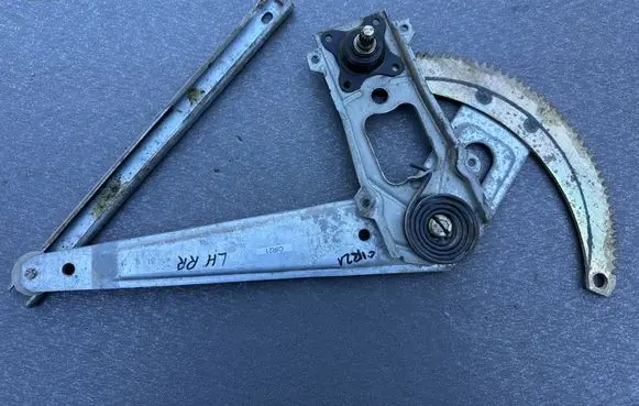 Rear window lifting mechanism without motor