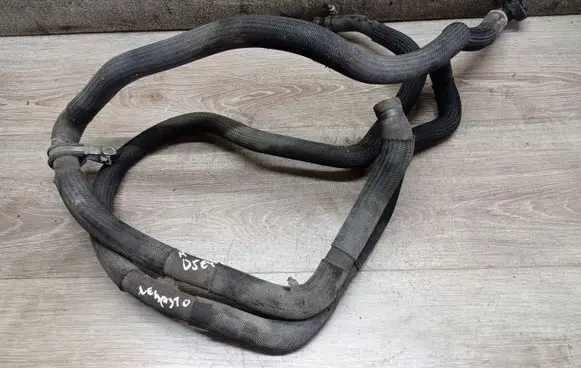 Volvo V70 Engine coolant pipe/hose