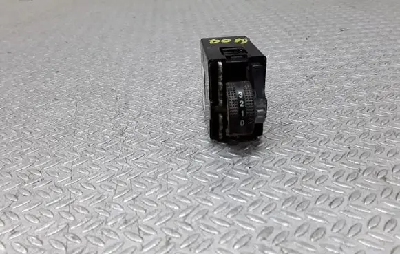 Hyundai Santa Fe Headlight level height control switch 9330026200