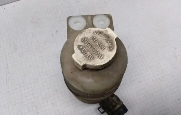 Mitsubishi Galant Power steering fluid tank/reservoir