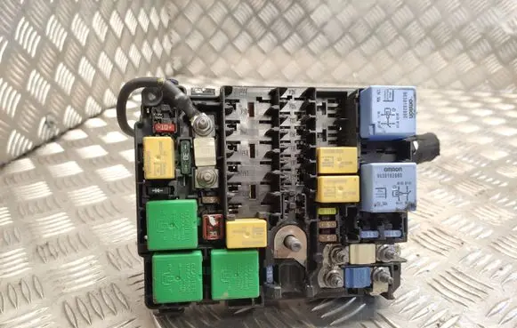 Peugeot 308 Fuse module 9804848580