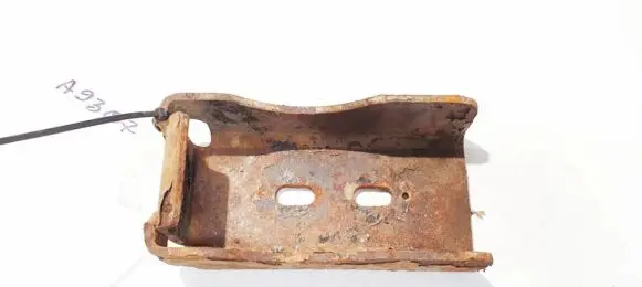 Engine mounting bracket