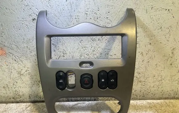 Dacia Duster Radio/GPS head unit trim 682603302R 682603062R 682600050R