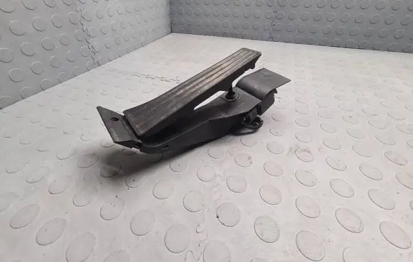BMW X3 E83 Accelerator throttle pedal 6772645