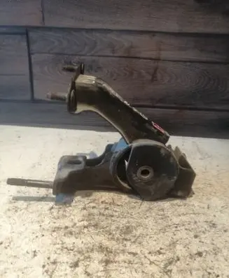 Toyota Avensis T250 Engine mount bracket