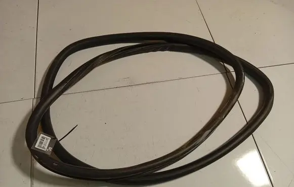Volkswagen Golf V Rubber seal front coupe door 