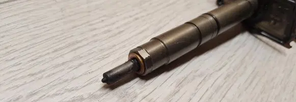 Volkswagen PASSAT B6 Fuel injector 03l130277