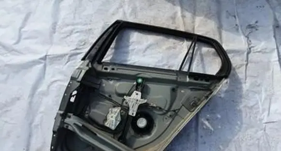Volkswagen Golf V Rear door window/glass frame juodos