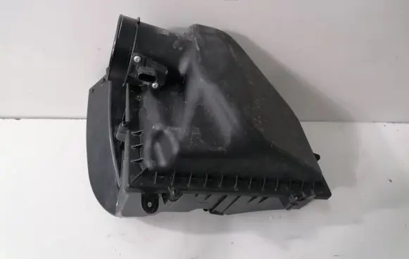 BMW 8 G14 Air filter box 7643301