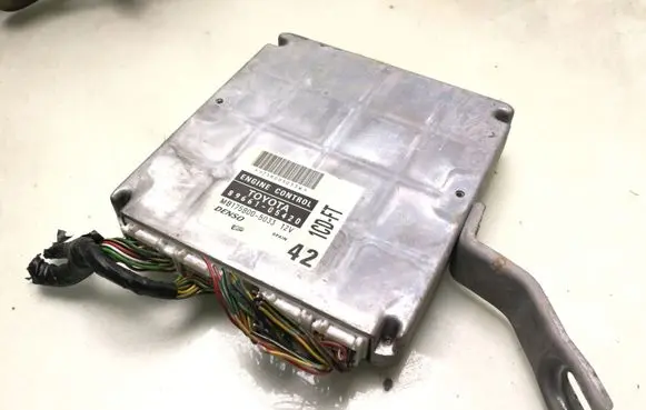 Toyota Avensis T220 Engine control unit/module 8966105420 MB1758005033
