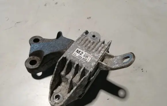 Chevrolet Cruze Engine mount bracket 13284425