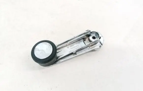 Volkswagen PASSAT B5 Front door window winding handle 443837581d
