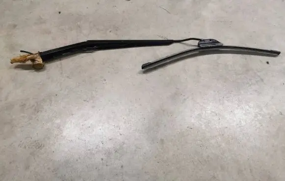 Chevrolet Corvette C7 Front wiper blade arm 8470